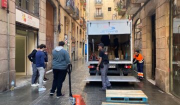 2025-Campanya-Nadal-descarregant els camions